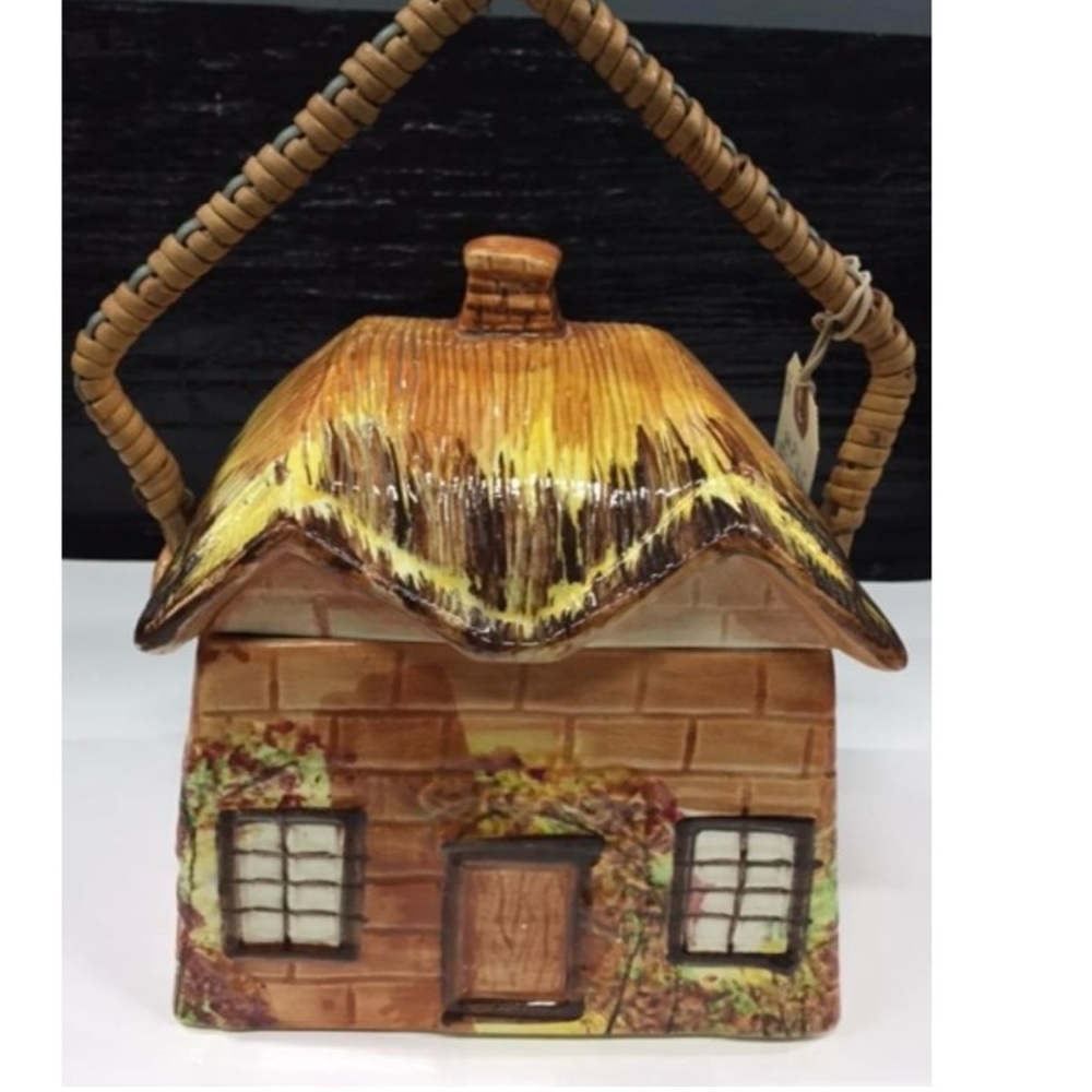 Vintage Cottageware. 11 pieces. Tea,and coffee pots + ALL in Perfect Condition.